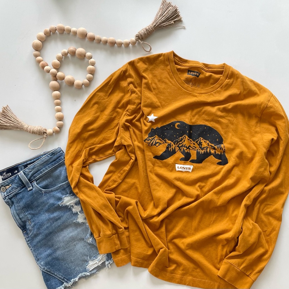 Woman’s Levi’s shirt, size Large